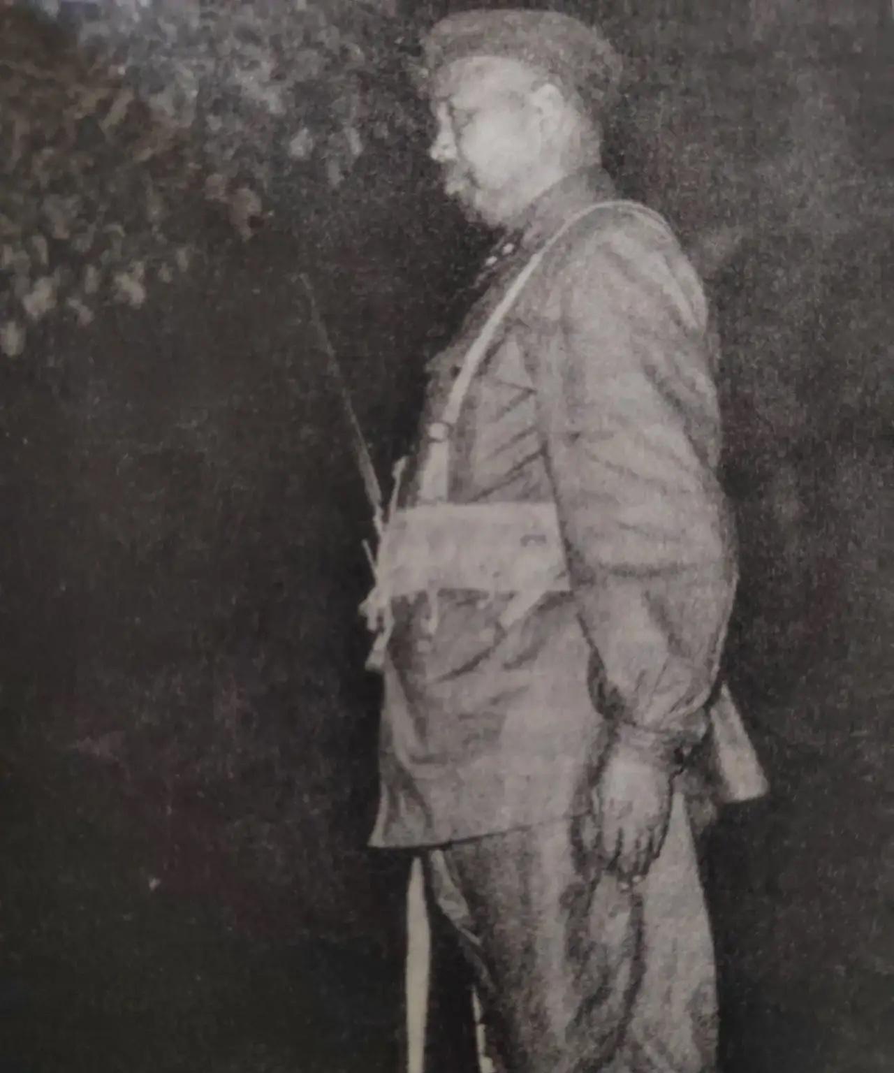 1958年，时任南京军区司令员的许世友将军，正在海防前线某步兵6连7班当兵，并身
