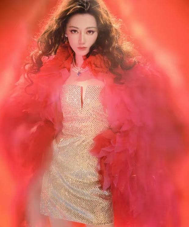 6月3日，迪丽热巴33岁啦！她如公主般美丽，热烈又肆意。生日照里，红裙卷发尽显摩