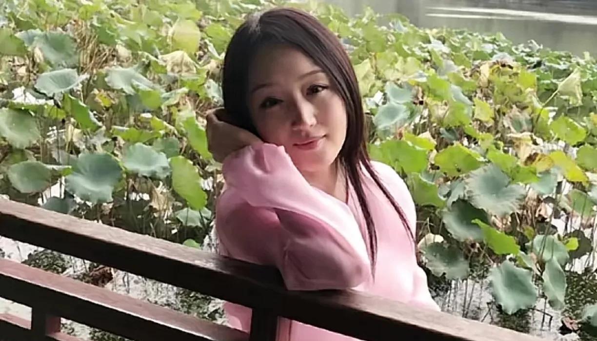 杨钰莹曾经接受采访时说，她要憧憬爱情一辈子，说女人没有爱情不行。可想而知，她还是