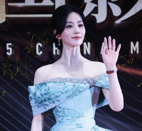 刘诗诗穿裹胸礼服亮相中国影视之夜红毯，这腰身和肩颈真是绝了！
中国影视之夜红毯，