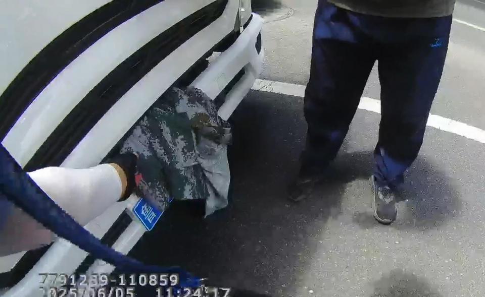 衣服遮挡货车号牌？侥幸心理代价大！  二环东路与荆山路交叉口，济南市公安局交警支