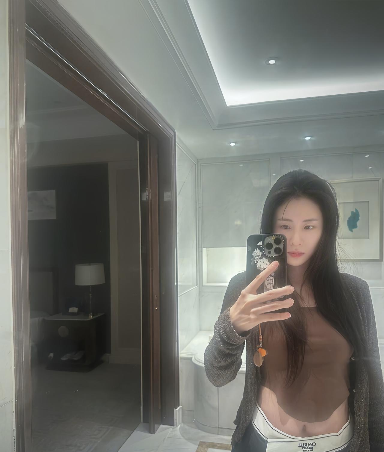 近日，张碧晨晒酒店厕所自拍照，玩心大起，开心三连自拍秀小蛮腰，被网友调侃：“好沉