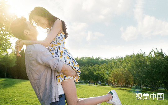 重生后我拒娶青梅，她竟联合真少爷将我关进狗笼，我首富亲爹带保镖杀来