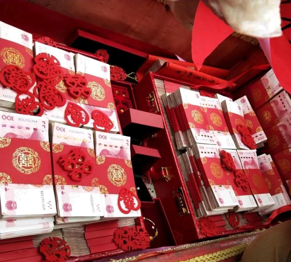 父母都是教师，再过五年他们就要退休了。在内蒙古，教师的工资相对较高，每月到手能有