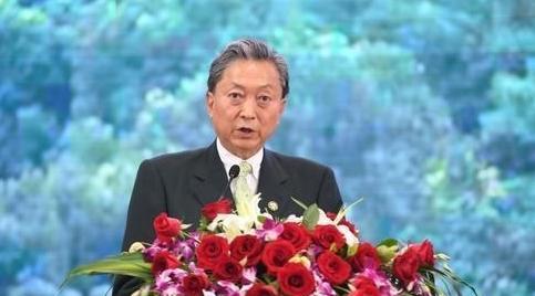 日本前首相鸠山由纪夫先生在国内的强大反对和压力之下，包括他儿子公开劝阻的情况下，
