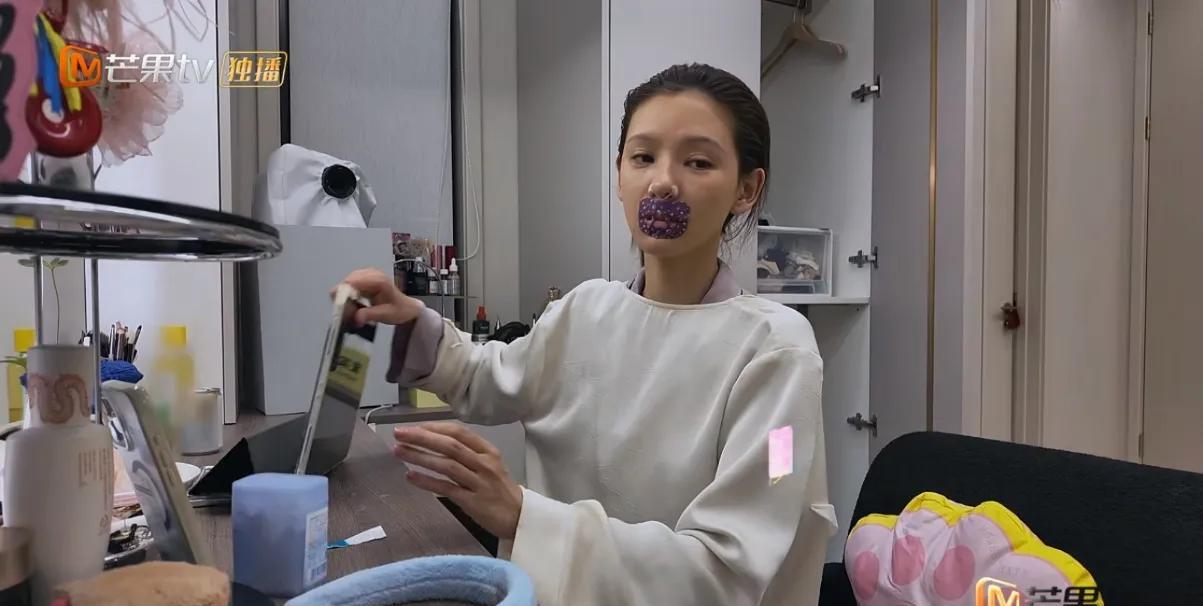 张予曦纯素颜后才发现她原来竟然这么黑，这简直和沈梦辰有得一拼呀[捂脸]
张予曦平
