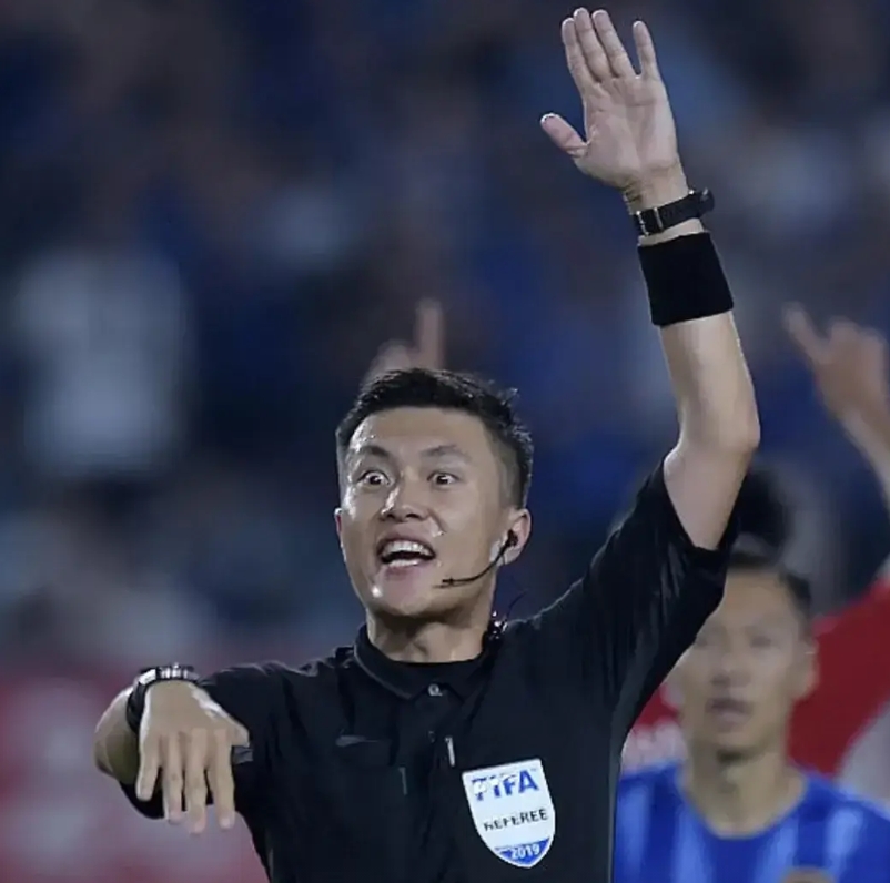 原来幕后的推手是他！沈寅豪！王大雷被红牌罚下之前，国际级泰国裁判出示了黄牌，然而