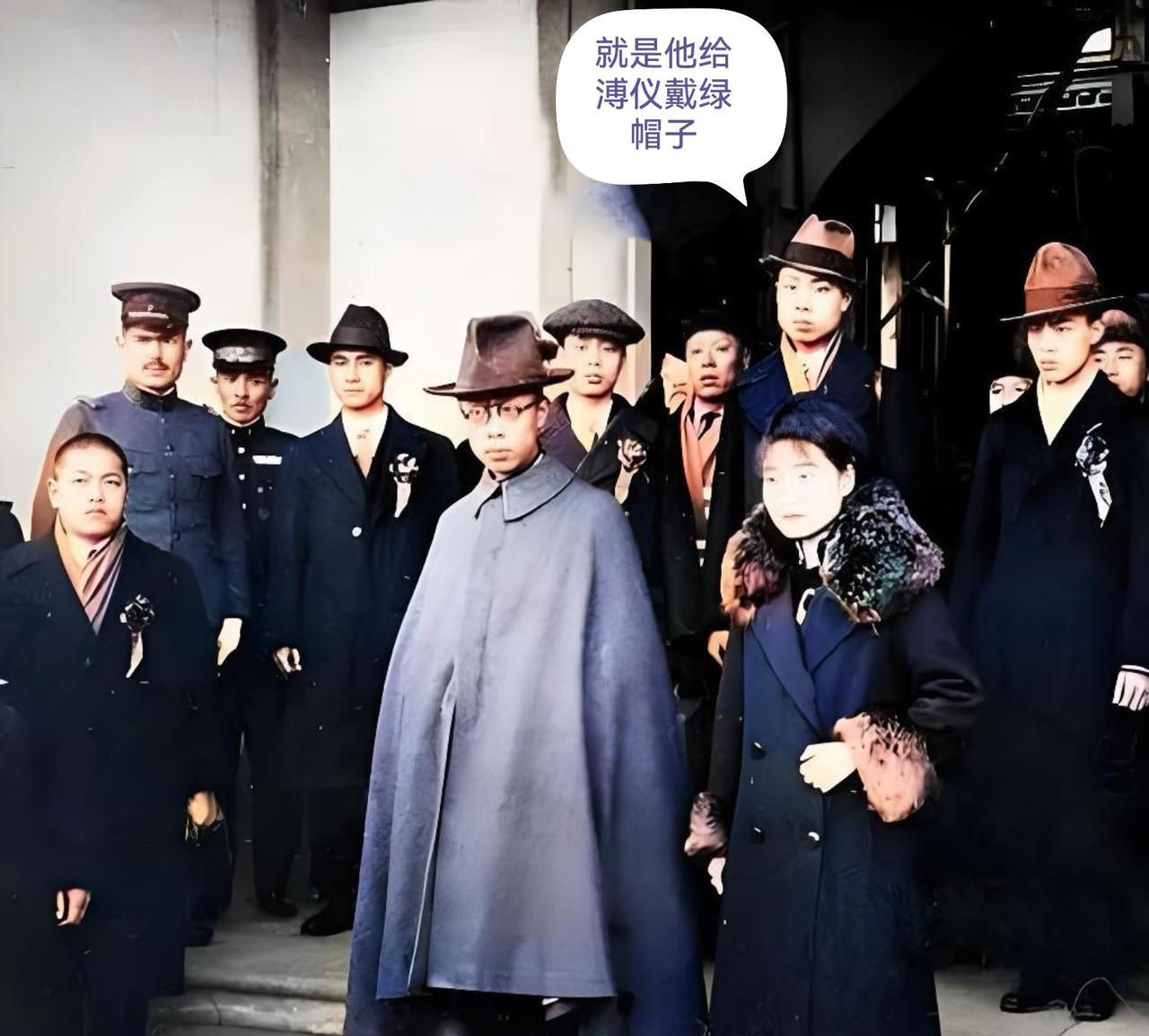 虽然结婚多年，仍然是处女之身
1935年，溥仪在东北的一张合影，后面这位身材高大