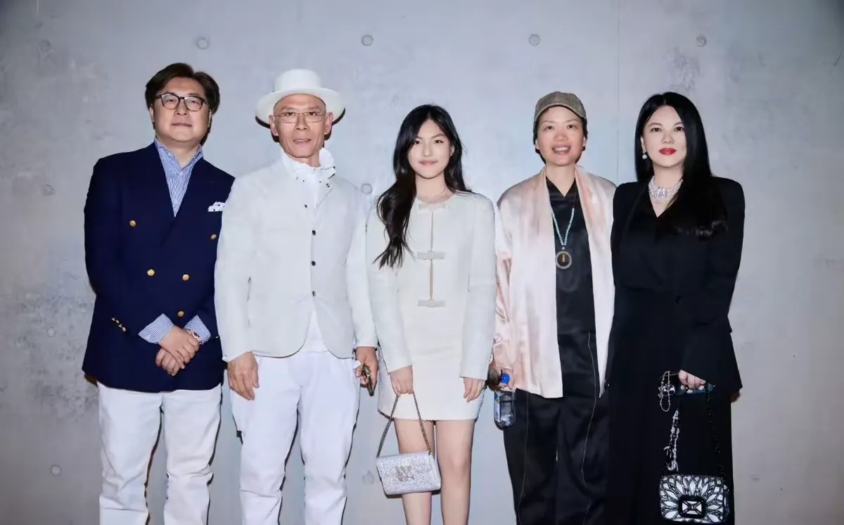 王诗龄回国后成“团宠”，宴会上占C位真像财阀千金，颜值高、气场强！父母为避嫌分别