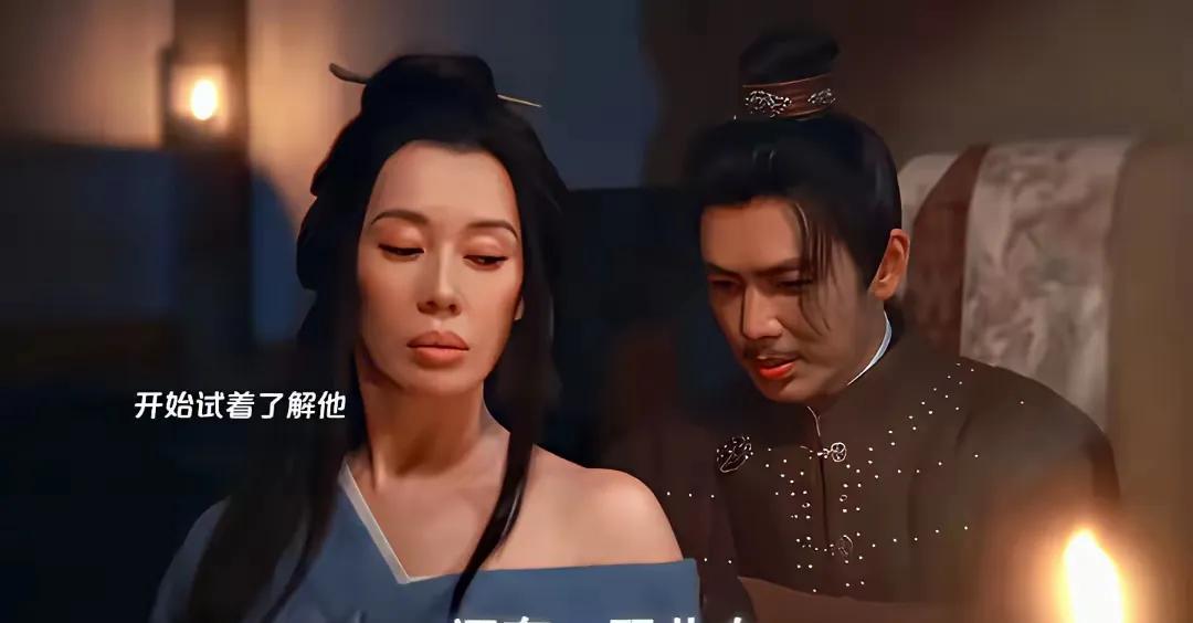 不得不说，余男的嘴唇让人很炸裂，喜欢她的人觉得这是性感，充满性张力。
而不喜欢她