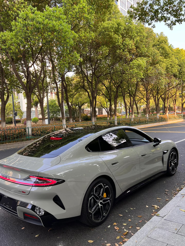 你们车上都放什么摆件
在网上买了一个车载摆件，好有意思，情绪价值能给你拉满了，克