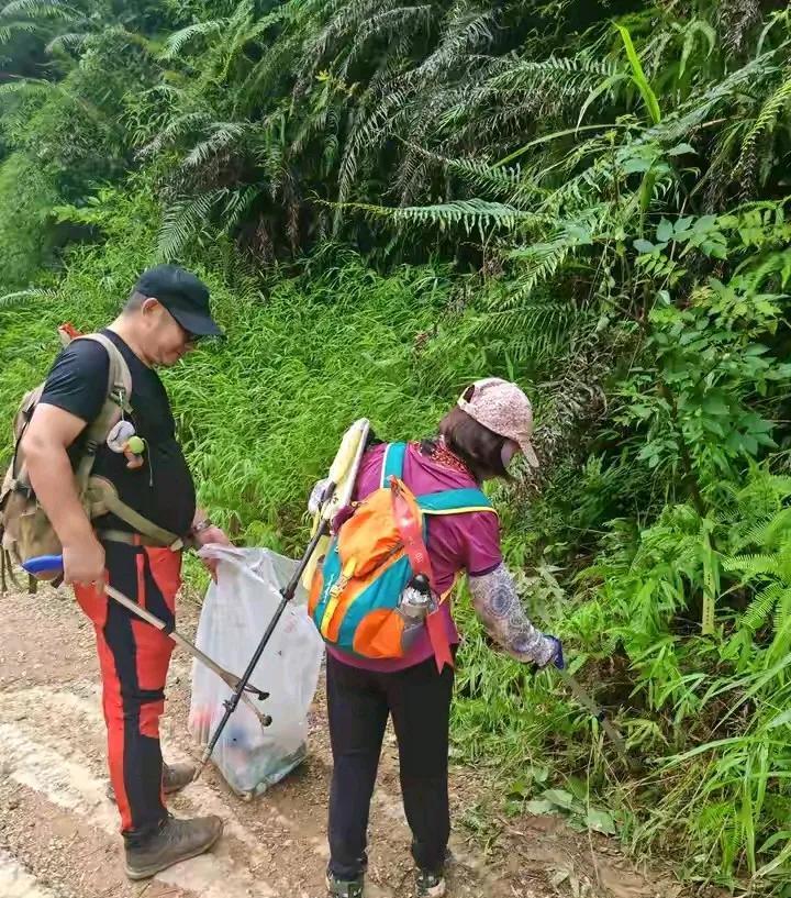阿姨退休了
没有参加健步团
没有去广场引公愤跳舞
而是有空约上三五好友
一起互相