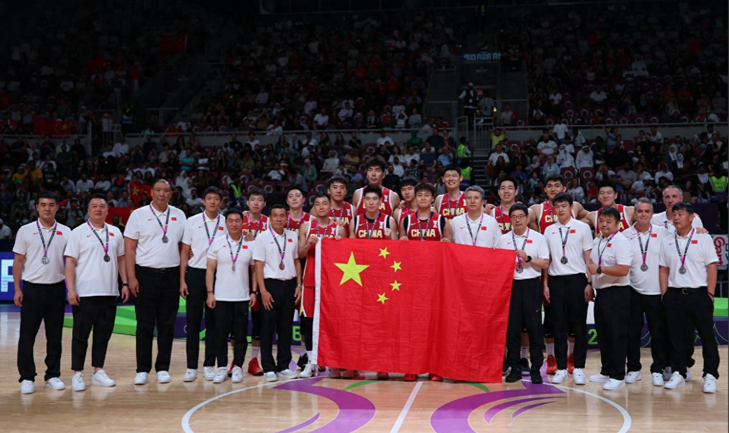 中国男篮助教、NBA老鹰队下属发展联盟球队（科利奇帕克天鹰）助教李昂发博，回顾今