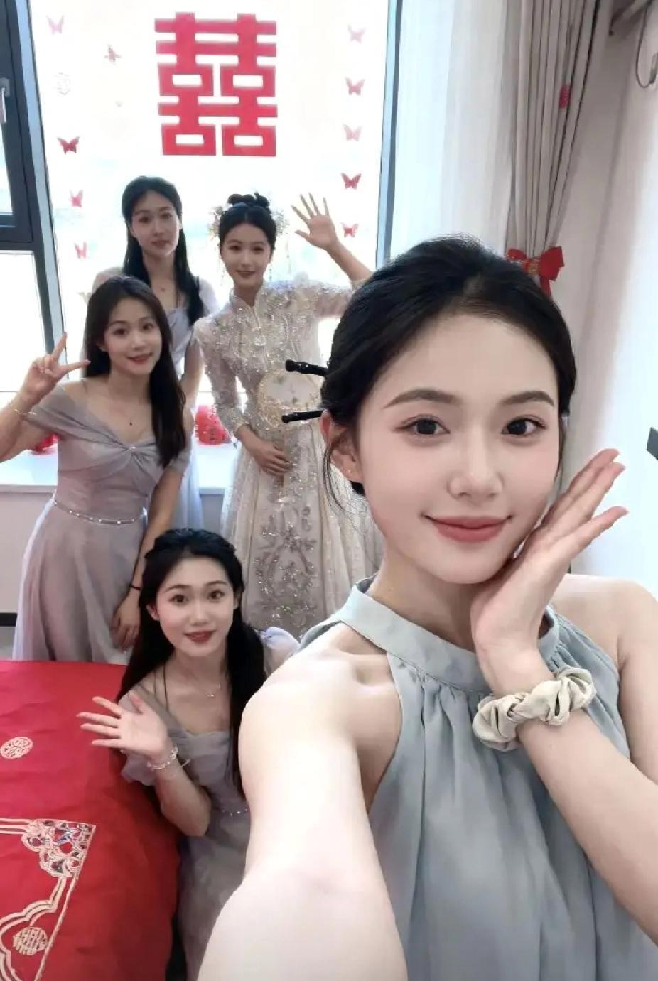 咋感觉伴娘比新娘还漂亮，
这伴娘是不是有点抢镜了？