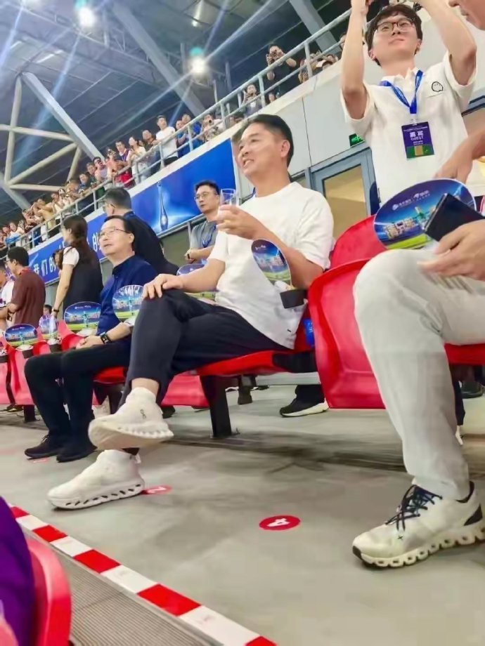 刘强东看球赛，章泽天英国打网球，不同的烟火点亮不一样的人生 ​​​