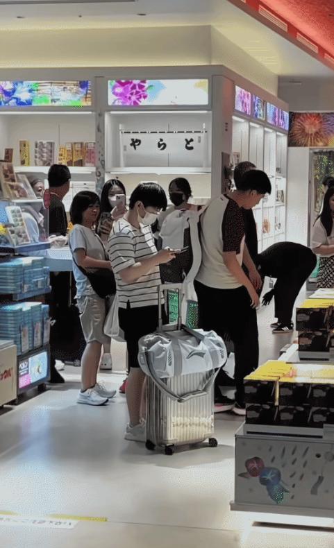 孙颖莎逛街被拍，这身私服确实好看哈。
简约上衣配修身裤子，没花里胡哨的，可那比例