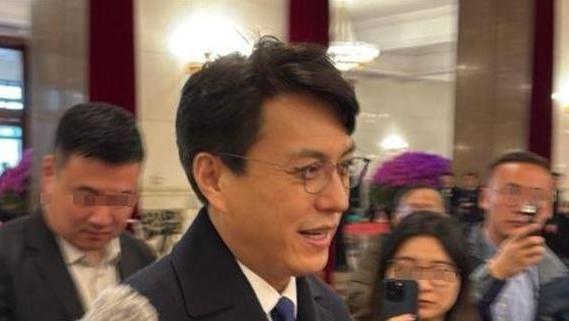 流量明星的遮羞布被扯下：有人提案遗嘱库，有人怒怼AI换脸，不如冯远征一句话点醒梦中人！