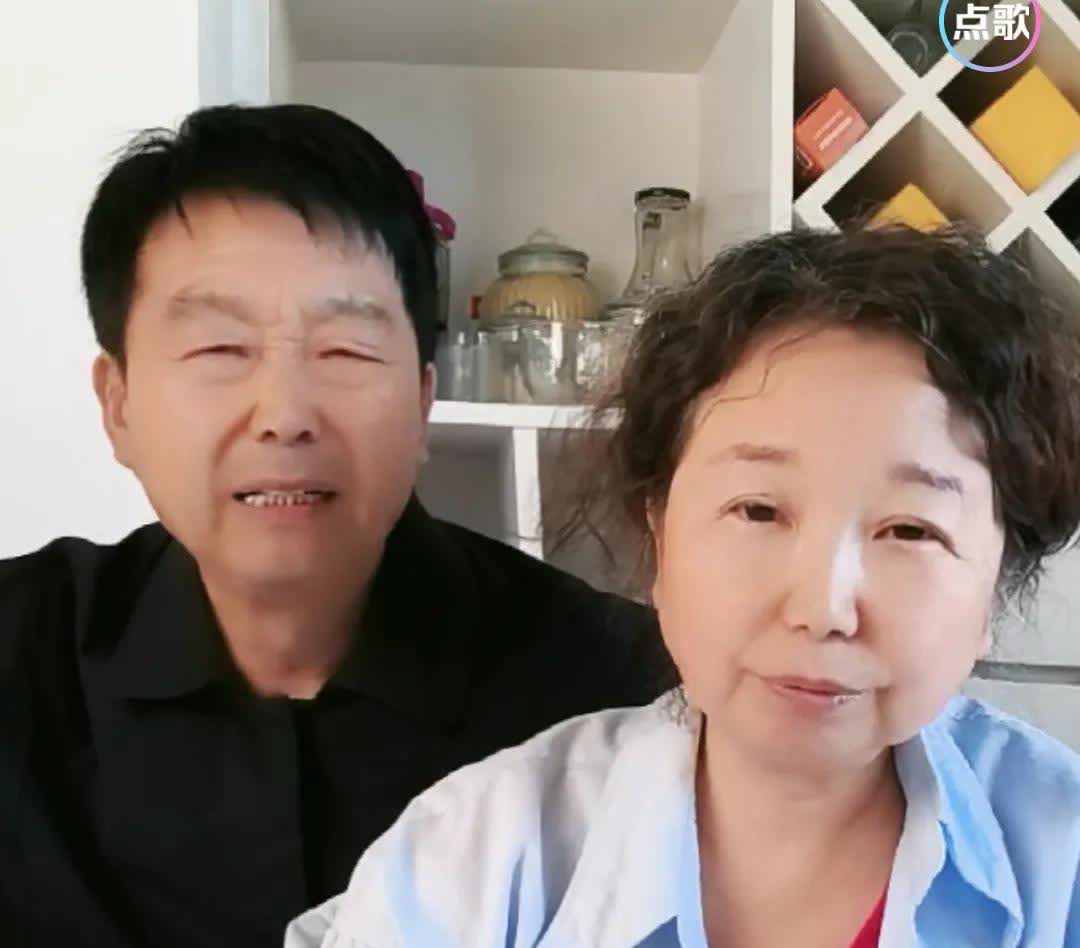 老郭今天突然情绪激动，不让大娘讲过去陈芝麻烂谷子的事！
老郭来到直播间说：
