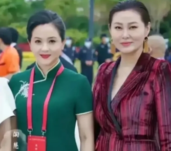 左边这一位，一眼就能看出来，是江南美女陶慧敏，她还是那么的优雅美丽。右边这一位估