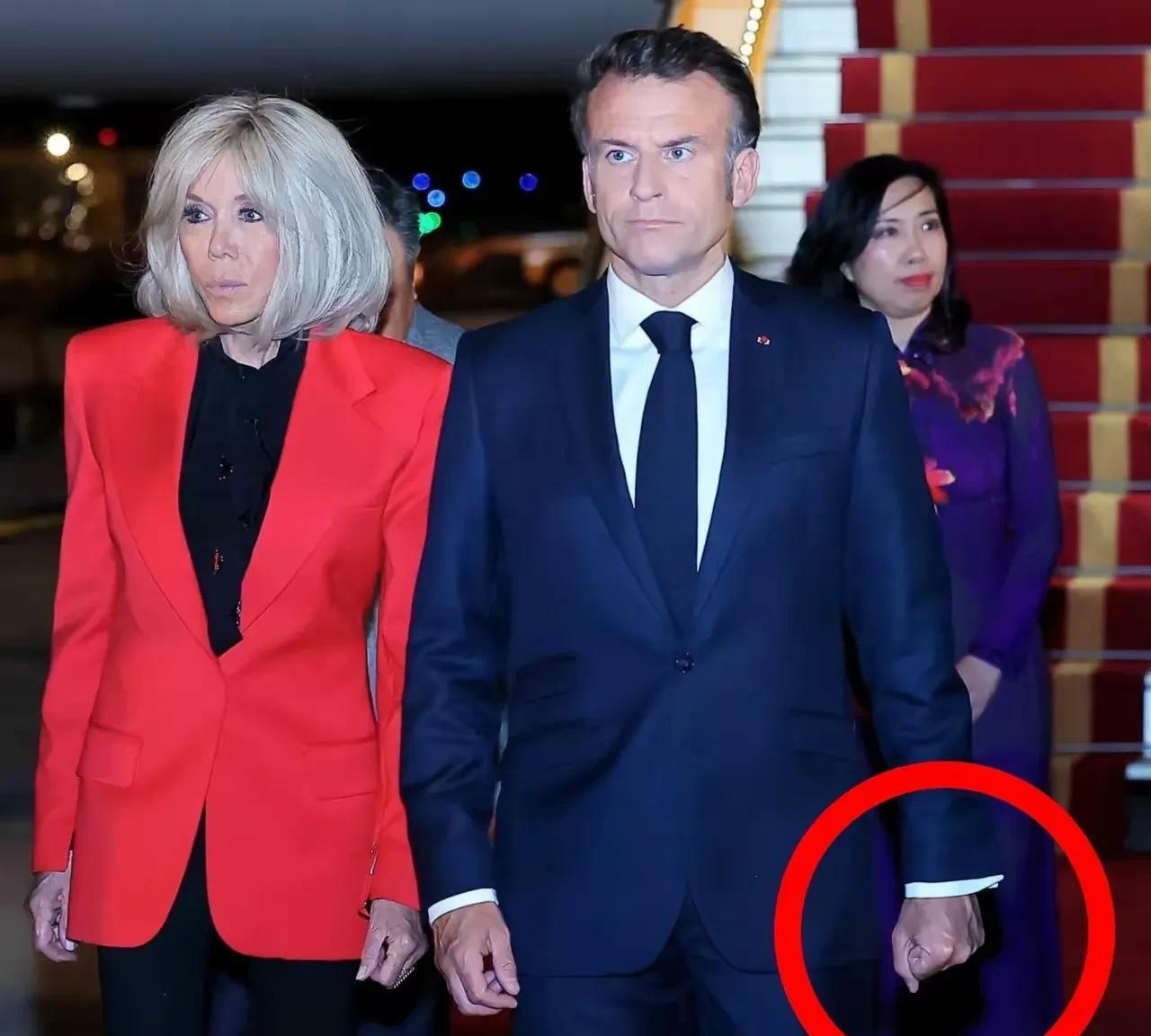 近期，法国总统马克龙携夫人对越南进行了国事访问。在走出飞机舱门的时候，他的脸颊疑
