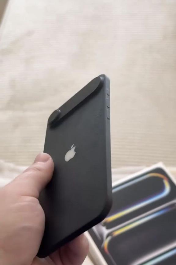 咋回事，现在手机越整越薄了？连苹果都跟进了
看了iPhone 17 Air机模图