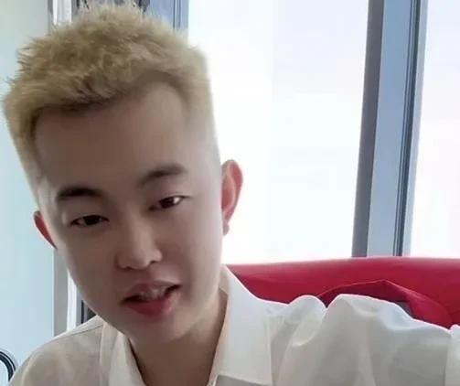 巴扎黑吐槽，经不起大家的吐槽，从光毛又染回黑色了！