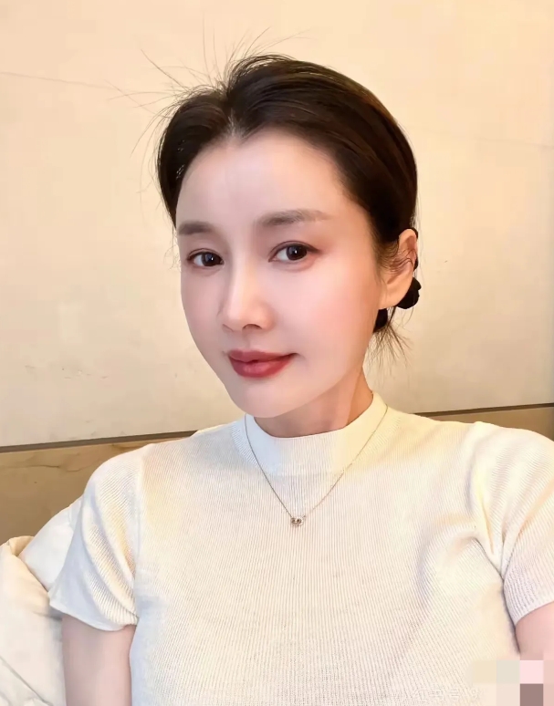 昨天我表妹离婚了，我真的为她感到惋惜！

我表妹今年刚刚50岁，也是刚刚退休，她