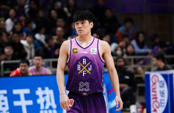 陈国豪回归广东希望大增。
近期，朱芳雨代表广东男篮向北控男篮协商，希望能引入陈国
