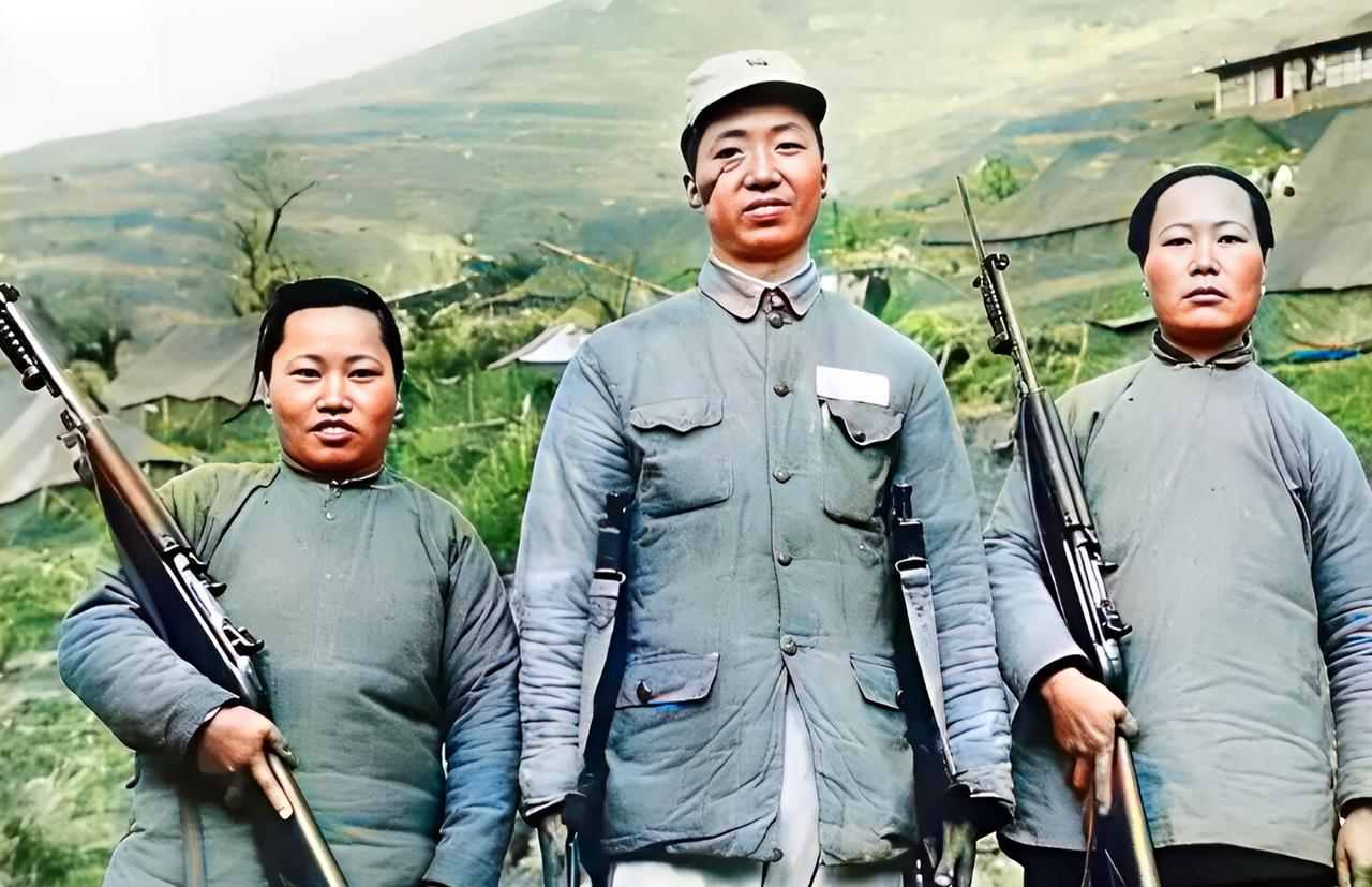 此两女一男都是蒋军在大陈岛的游击队员。后来，三人在阳明山受到蒋中正的接见，并被评