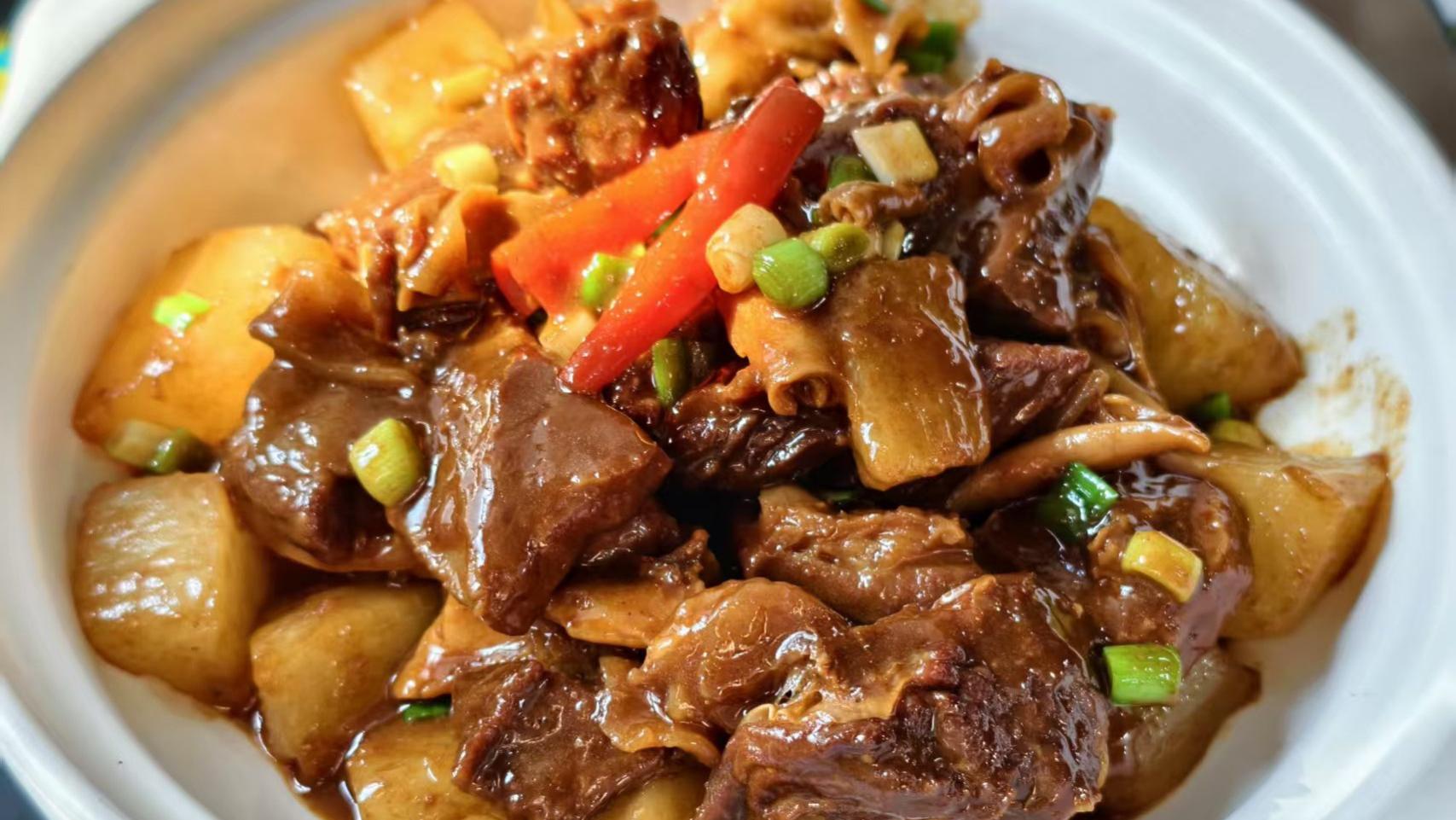 周末的温柔，藏在一锅慢炖的烟火里。