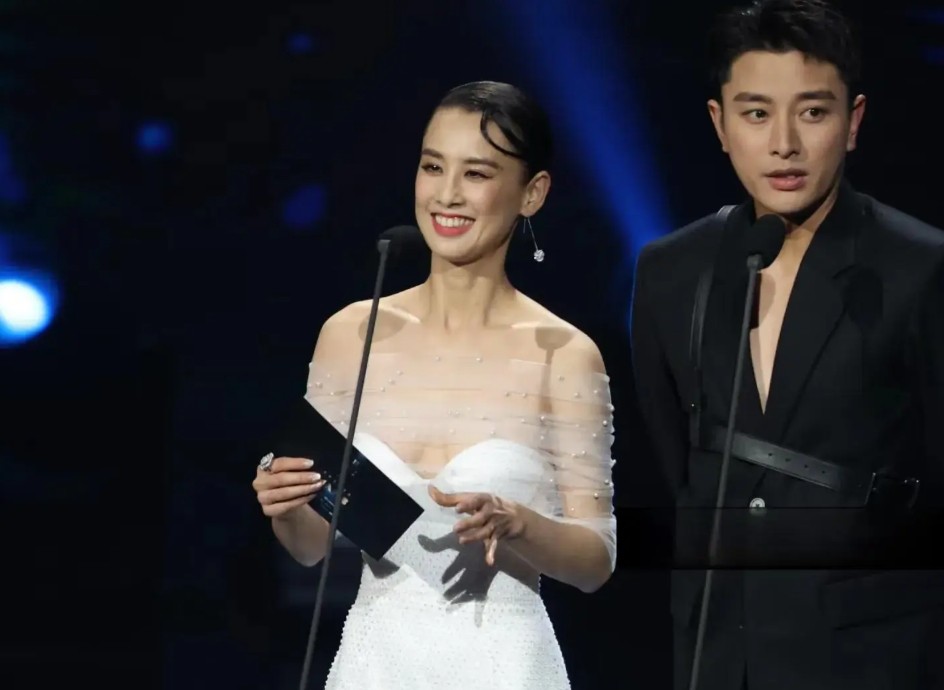 这会我估计轮到李小璐不淡定了

原因是黄圣依也离婚了

黄圣依与杨子结束