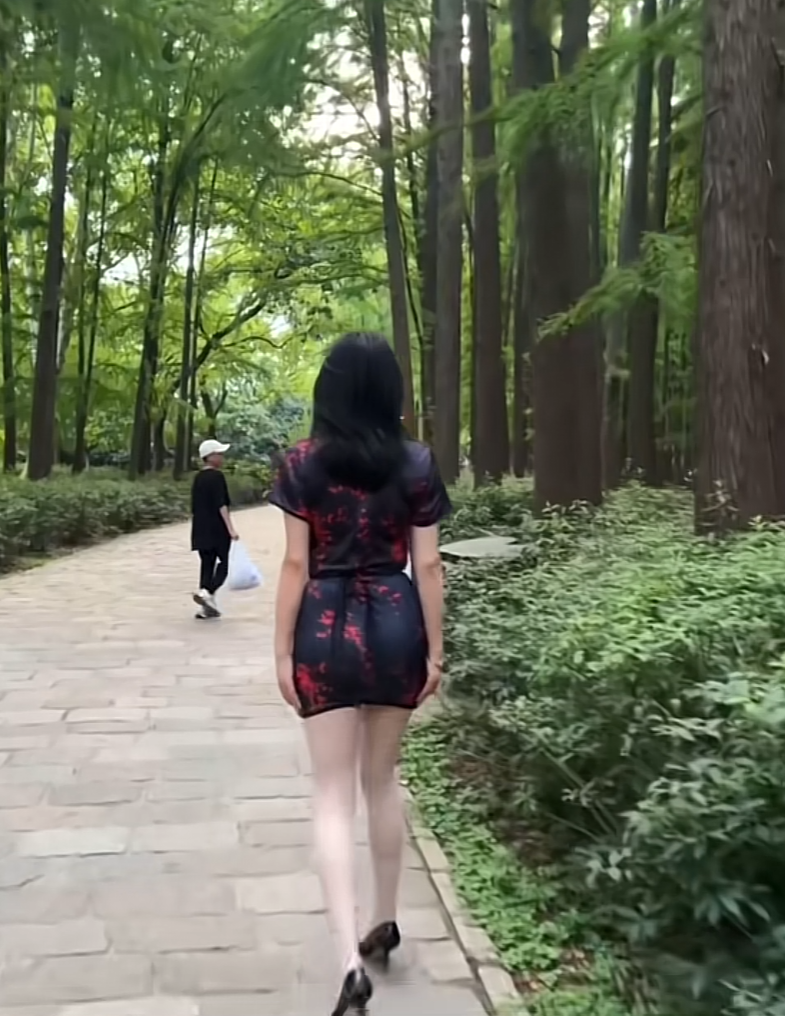 再也不来网红打卡地了，根本找不到视频里的位置，穿高跟鞋绕公园一圈把脚磨的生疼。