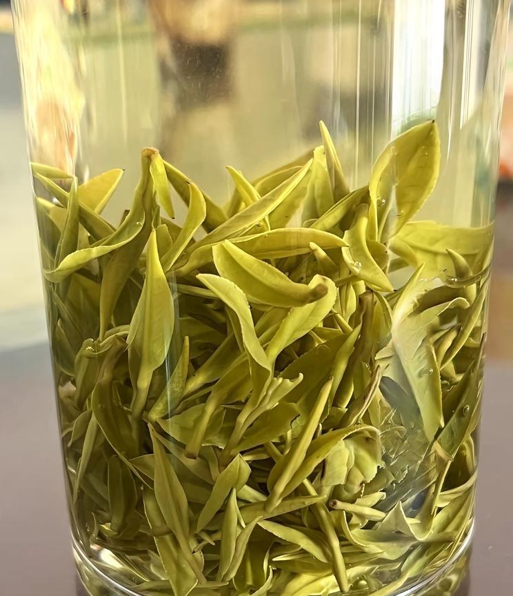 人生就像一杯茶，平淡是它的本色、苦涩是它的历程、清香是它的馈赠。