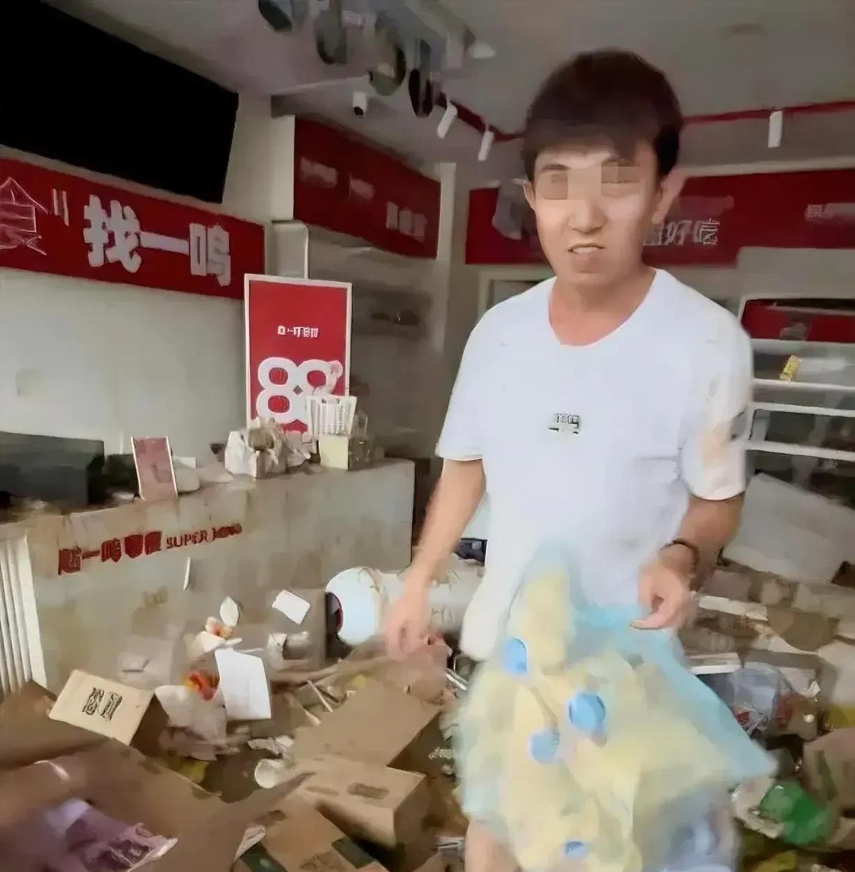 我最近看了广东怀集赵一鸣店铺的事情，我个人觉得这个店的老板格局没打开，在大雨来临