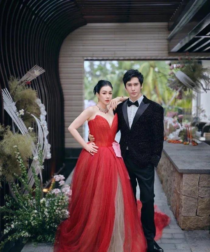 在娱乐圈离婚、撕逼大戏频出的当下，张伦硕和钟丽缇这对姐弟恋夫妻，堪称一股清流！相