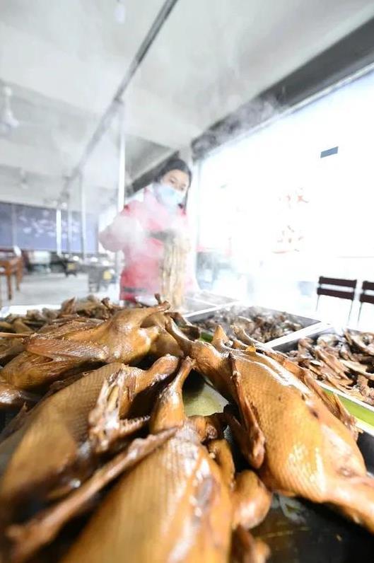 小吃店卤料含吗啡 店主被刑拘 小吃店的卤料里竟含有吗啡，店主因此被刑拘了。小吃店