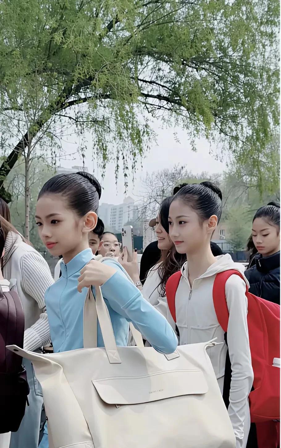 这些女孩都是准备考北戏的舞蹈生，她们都是美人坯子，从小就很漂亮，五官十分清秀，扎