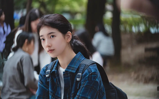 被资助多年的贫困生背刺，眼看她嫁给昔日未婚夫是什么感觉？