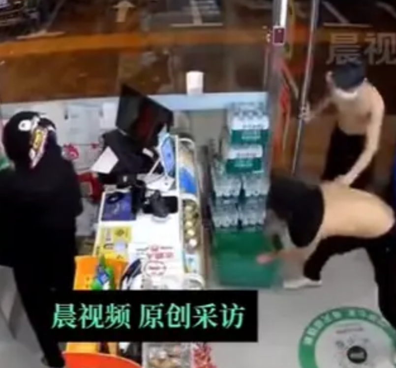辽宁营口这4个蒙面青年真是一言难尽！

说他们蠢吧，他们还知道挑半夜没人的时候行