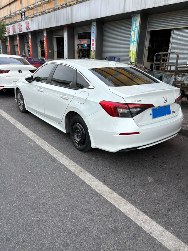 真是祸不单行
刚通车的路上杂物散落，“小白”右后胎瞬间被扎爆，仪表盘立刻弹出“胎