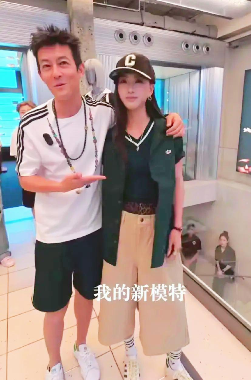 陈冠希上海街拍引热议！45岁状态似少年，新女伴颜值出众引关注！[点亮平安灯][比