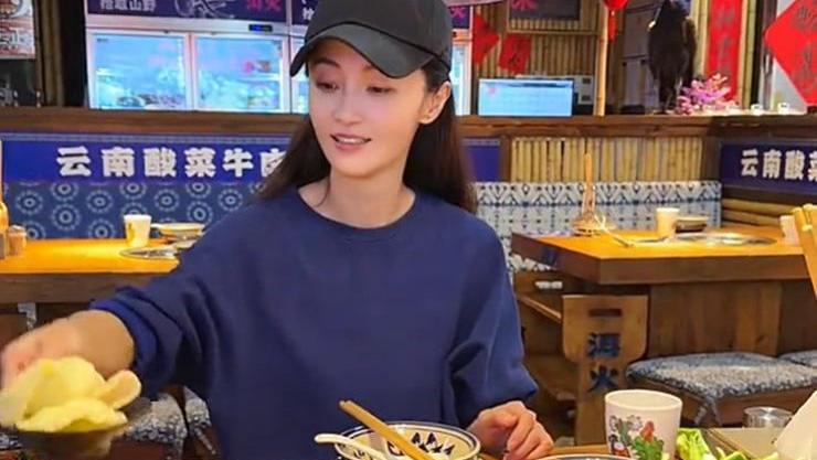 43岁姚笛和朋友吃火锅