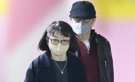 哇塞！今年一月末日媒拍到66岁山口百惠和73岁三浦友和在东京商场购物啦！当天他俩