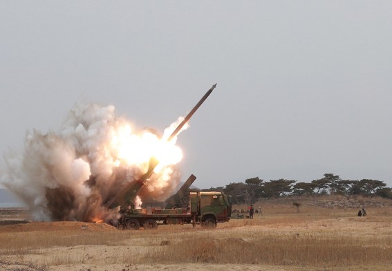 2016年，朝鲜发射新型多管火箭炮。