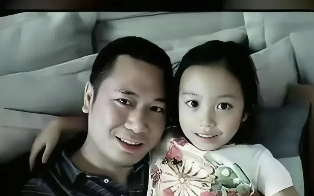 难怪，赵薇一直不晒女儿！
这小四月的嘴巴和鼻子也太像爸爸了吧！简直就是黄有龙的