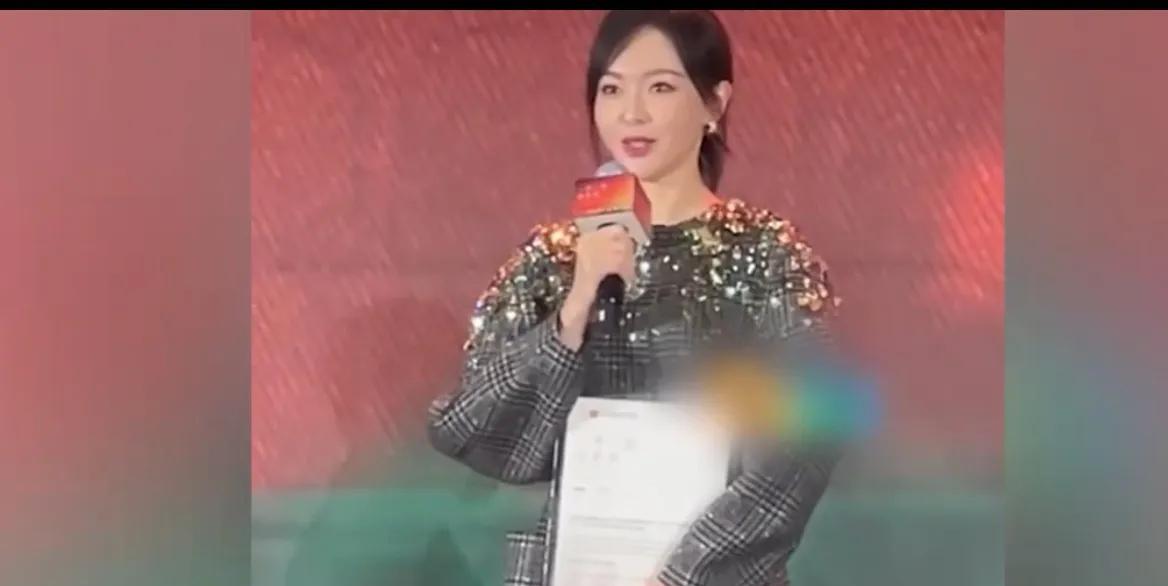唐嫣的美貌又来鲨人了！在上海国际电影节上，糖糖一亮相直接美上热搜！发言时台风稳得