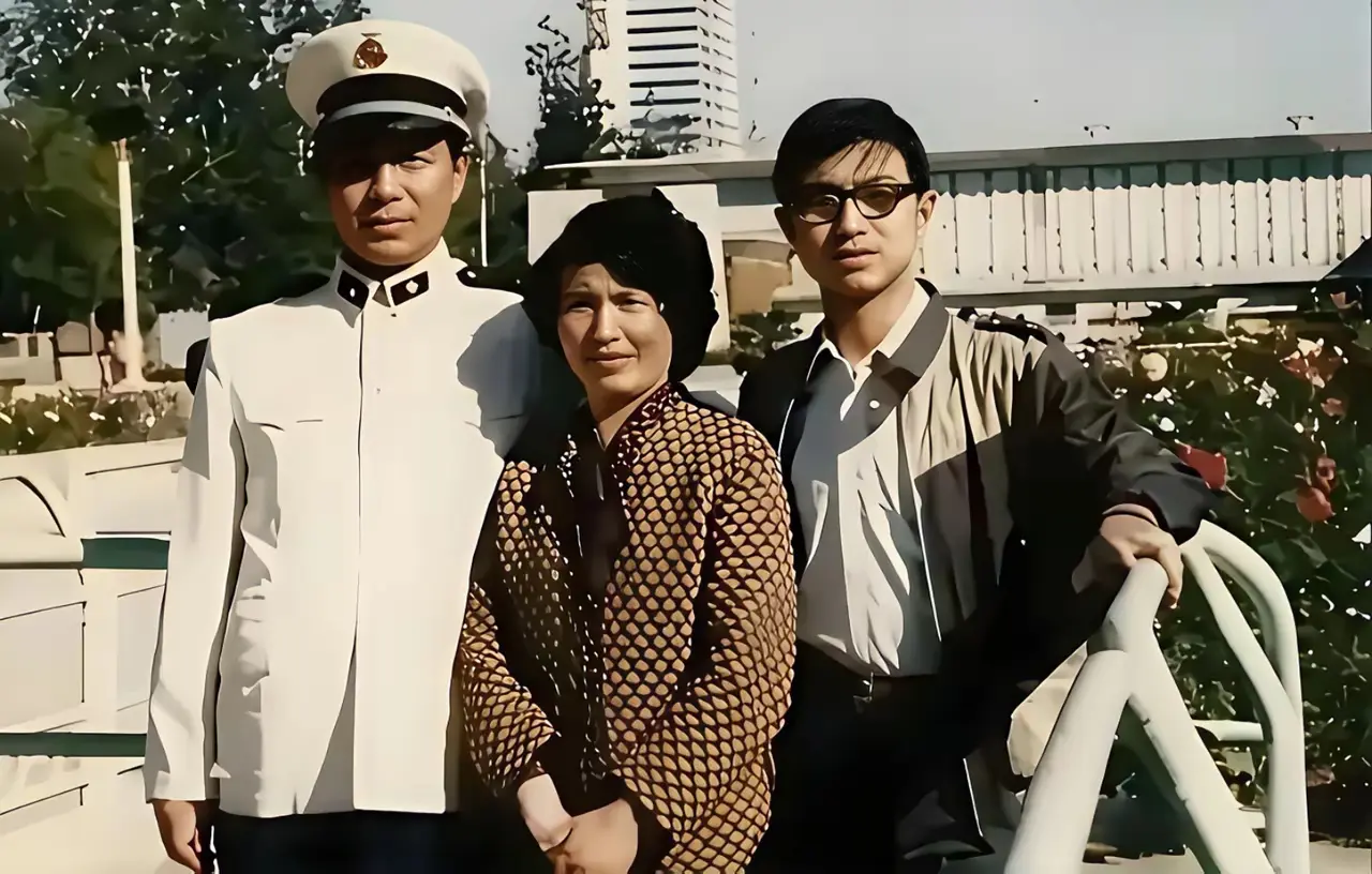 看到汪峰早年和父母的合影，感慨颇多。汪峰出身音乐世家，父亲汪继军是海政歌舞团长号