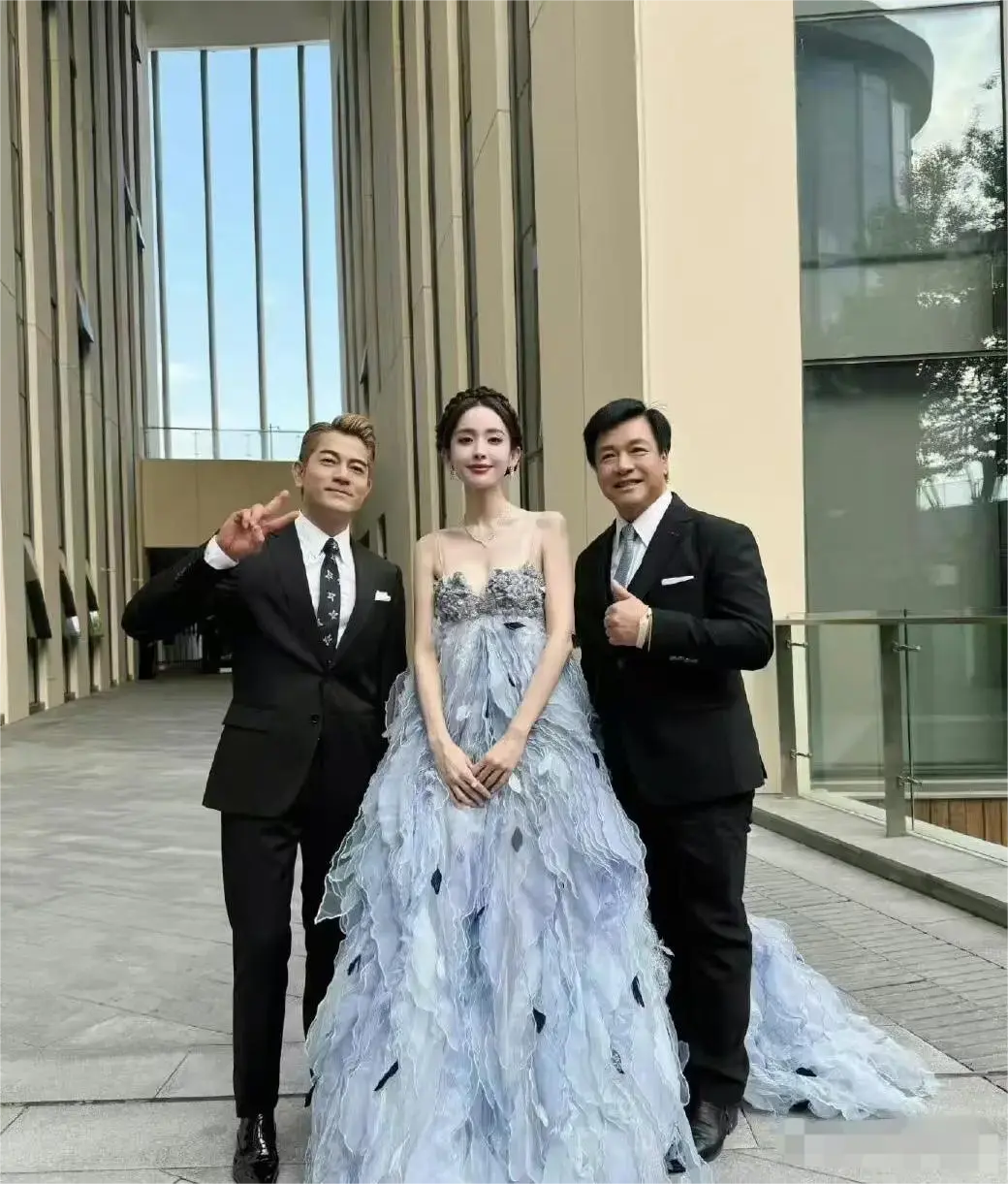 郭富城站在娜扎面前，还是蛮娇小的