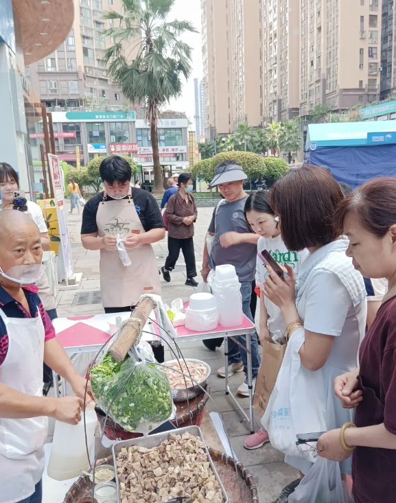 温江王鸡肉每天早上已经暂时迁移到亚洲湾万人小区售卖，生意颇为不错。
这让我联想到