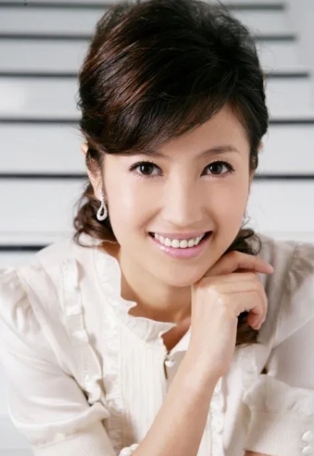 2017年，央视主持人刚强单膝跪地，向春妮求婚：“春妮，嫁给我吧”。
看着眼前求